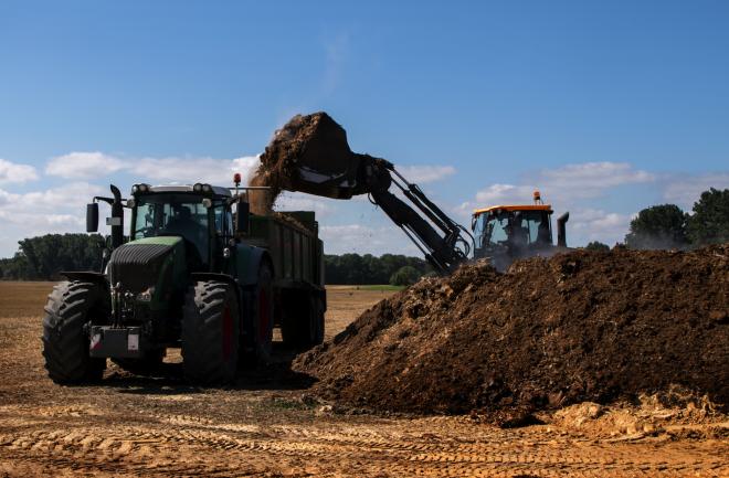 Radlader belädt einen Traktor